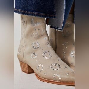 NWOT Free People Bowers Embroidered Booties Size 39/8.5